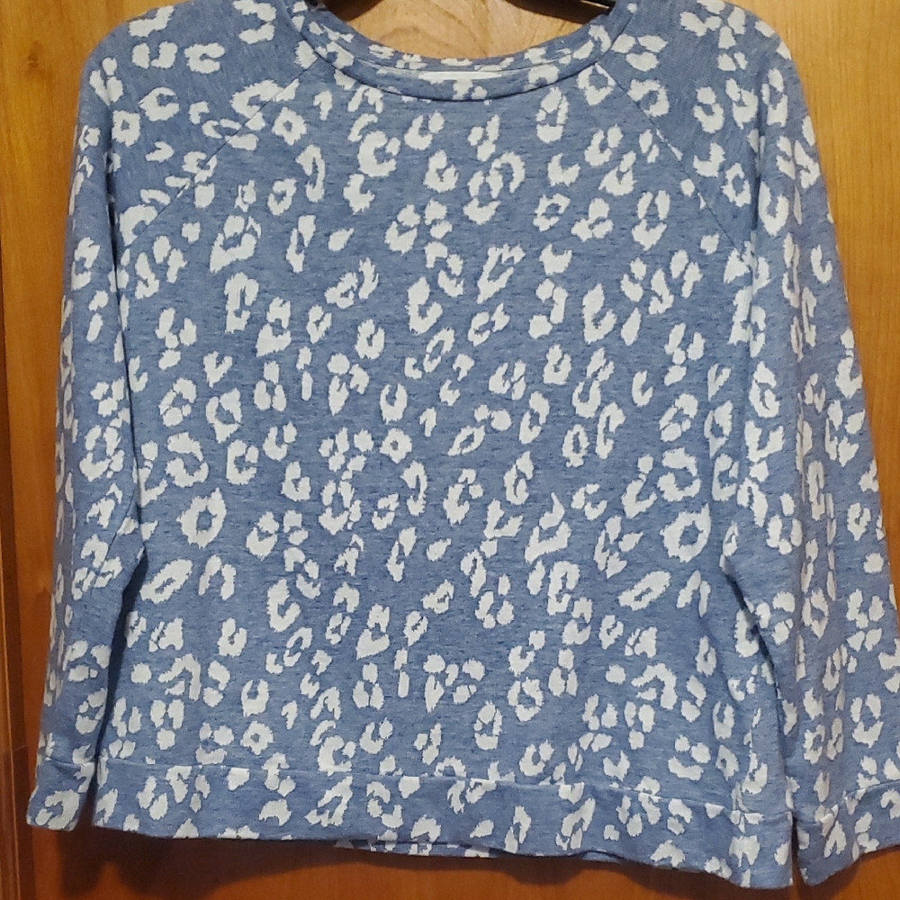 Liz Claiborne Blue and White Long Sleeve Leopard Print Top